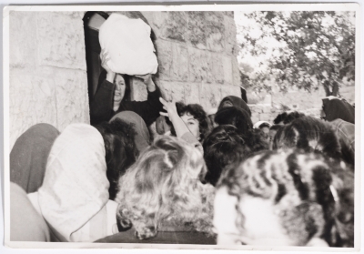 جمعية النهضة النسائية تقدم هدايا للمحتاجات، رام الله، 1960- 1969