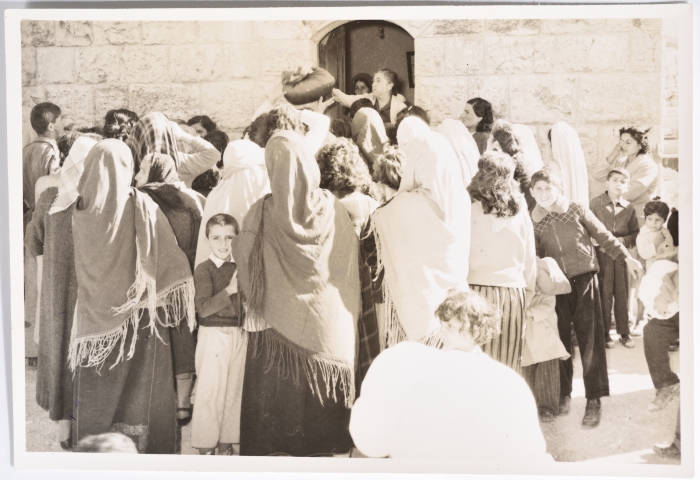 جمعية النهضة النسائية تقدم هدايا للمحتاجات، رام الله، 1960- 1969
