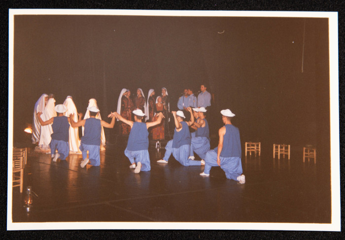 صورة من عرض لفرقة الحنونة
