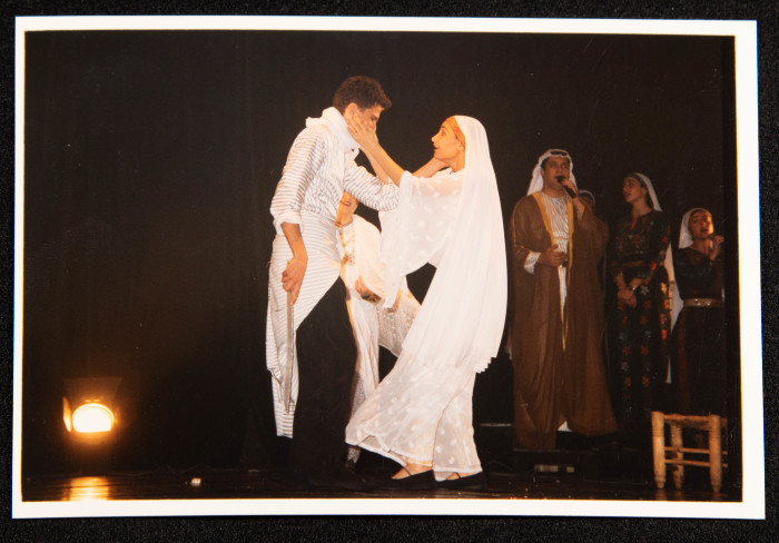 صورة من عرض لفرقة الحنونة
