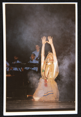 صورة من عرض لفرقة الحنونة
