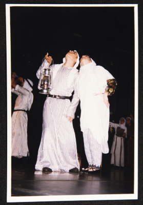 صورة من عرض لفرقة الحنونة
