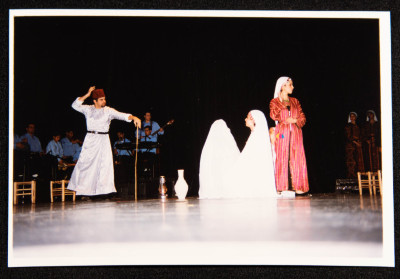 صورة من عرض لفرقة الحنونة
