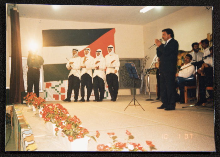 صورة من عرض لفرقة الحنونة