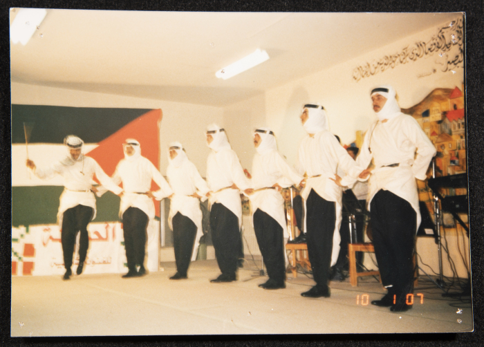 صورة من عرض لفرقة الحنونة