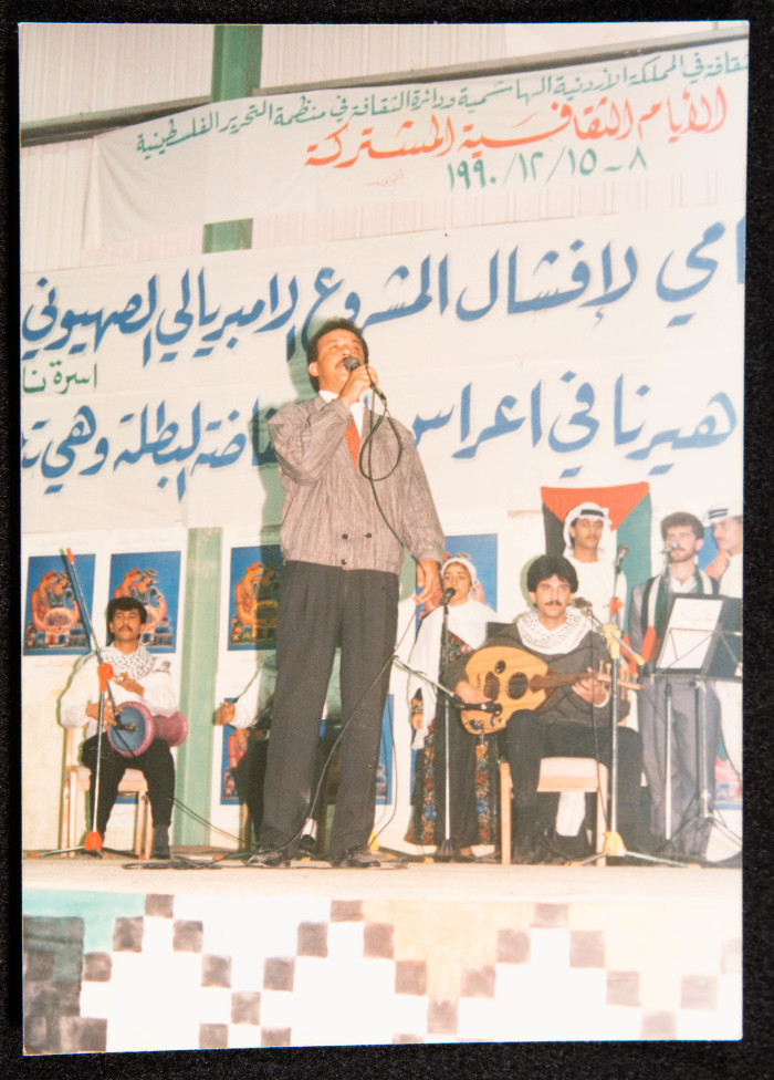 صورة من عرض لفرقة الحنونة