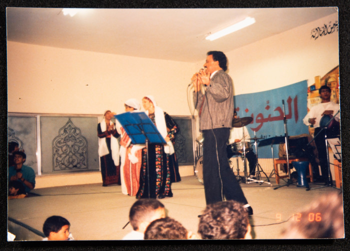 صورة من عرض لفرقة الحنونة