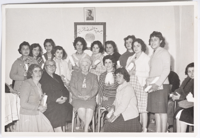 توزيع شهادات في جمعية النهضة النسائية، رام الله، 1960- 1969