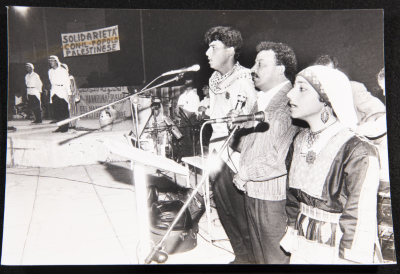 صورة من عرض لفرقة الحنونة