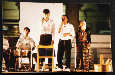 صورة من عرض لفرقة الحنونة