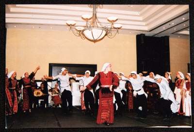 صورة من عرض لفرقة الحنونة