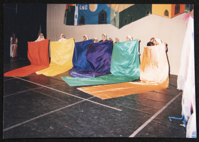 صورة من عرض لفرقة الحنونة
