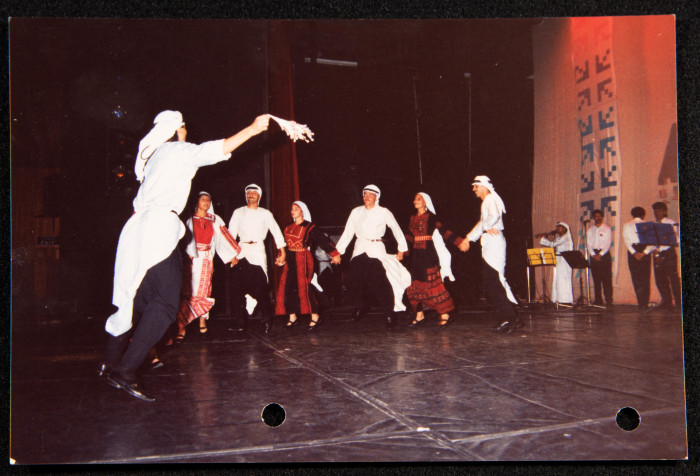 صورة من عرض لفرقة الحنونة