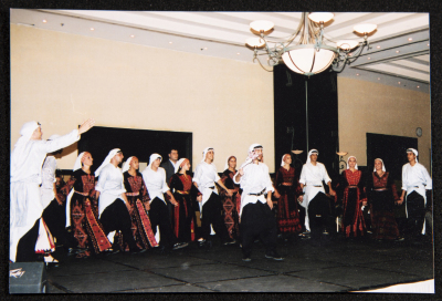 صورة من عرض لفرقة الحنونة