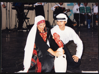 صورة من عرض لفرقة الحنونة