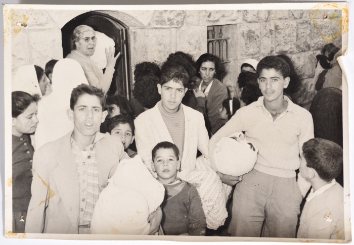 جمعية النهضة النسائية تقدم هدايا للمحتاجات، رام الله، 1960- 1969