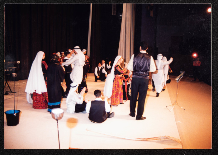 صورة من عرض لفرقة الحنونة
