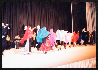 صورة من عرض لفرقة الحنونة
