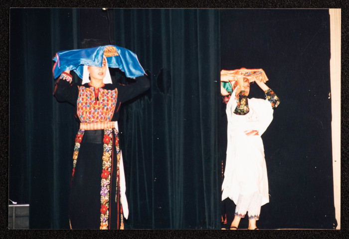 صورة من عرض لفرقة الحنونة