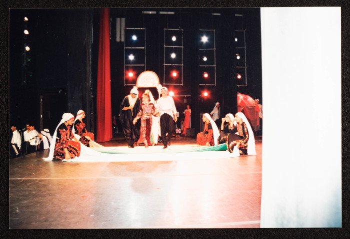 صورة من عرض لفرقة الحنونة