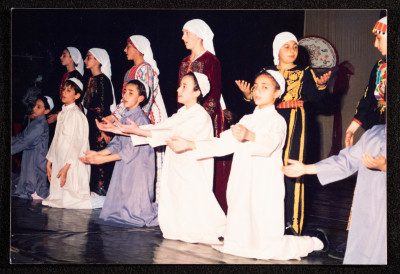 صورة من عرض لفرقة الحنونة