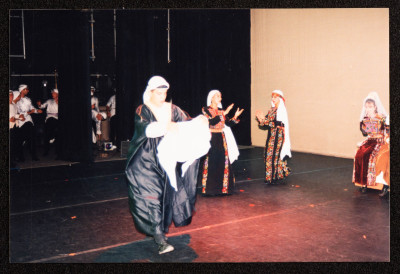 صورة من عرض لفرقة الحنونة