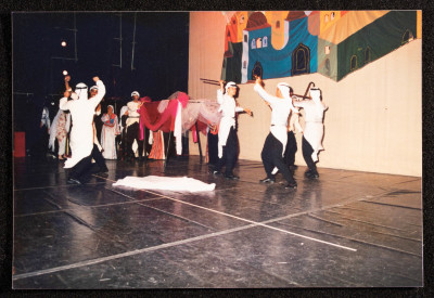 صورة من عرض لفرقة الحنونة