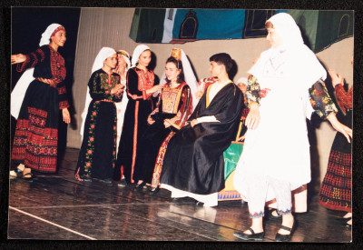 صورة من عرض لفرقة الحنونة