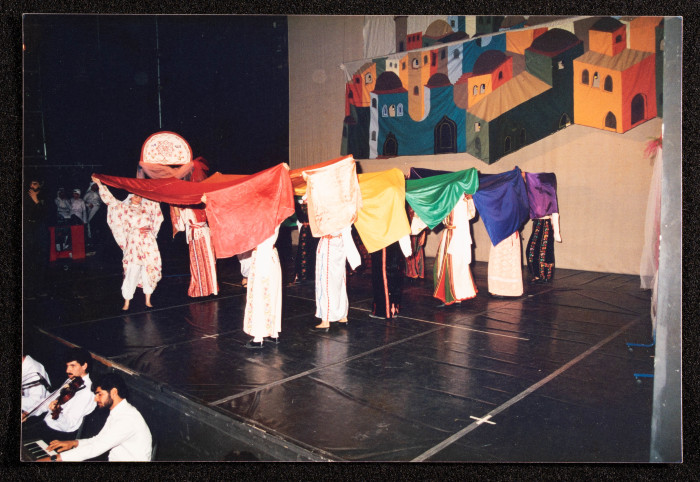 صورة من عرض لفرقة الحنونة