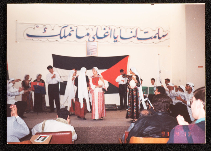 صورة من عرض لفرقة الحنونة
