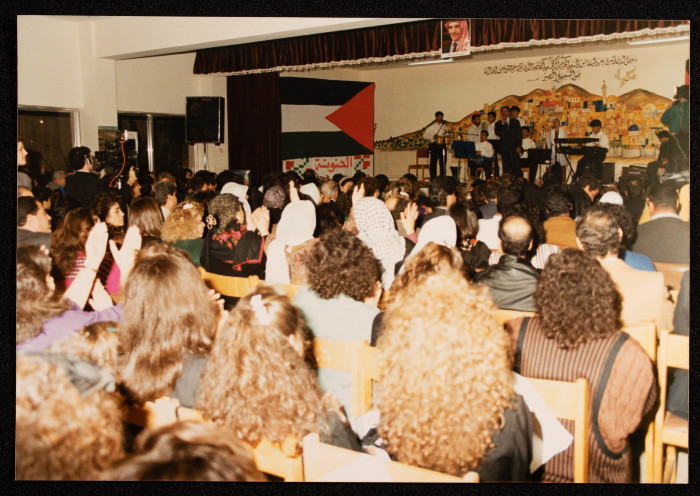 صورة من عرض لفرقة الحنونة
