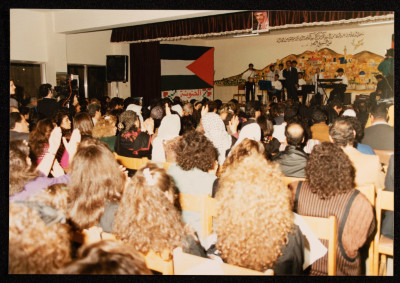 صورة من عرض لفرقة الحنونة
