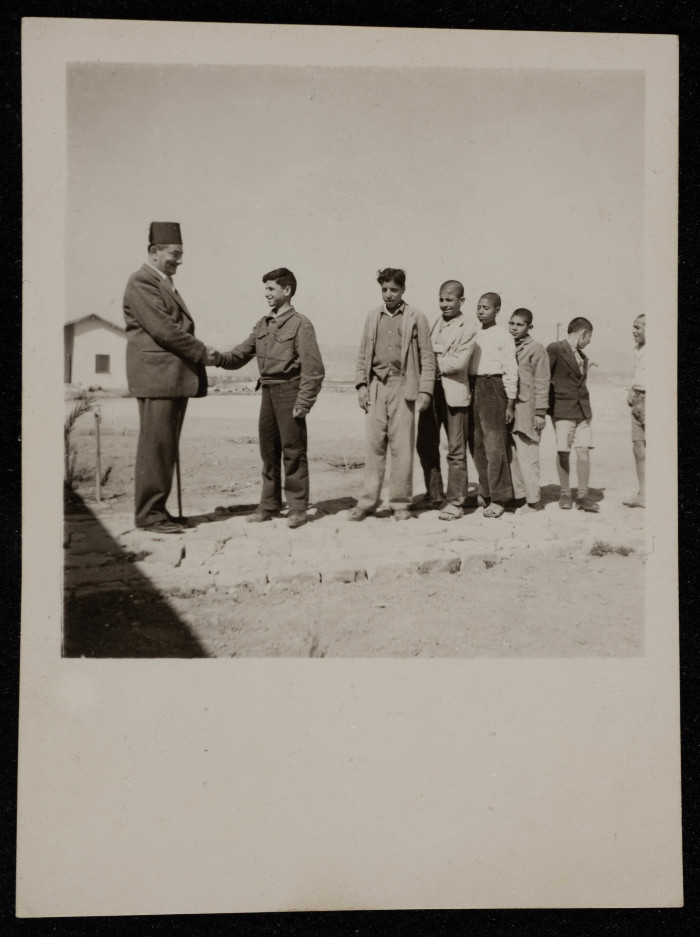 طلاب مدرسة المشروع الانشائي العربي مع موسى العمي 