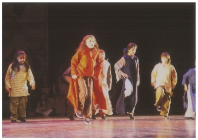 صورة من عرض دبكة لفرقة سرية رام الله الأولى للرقص