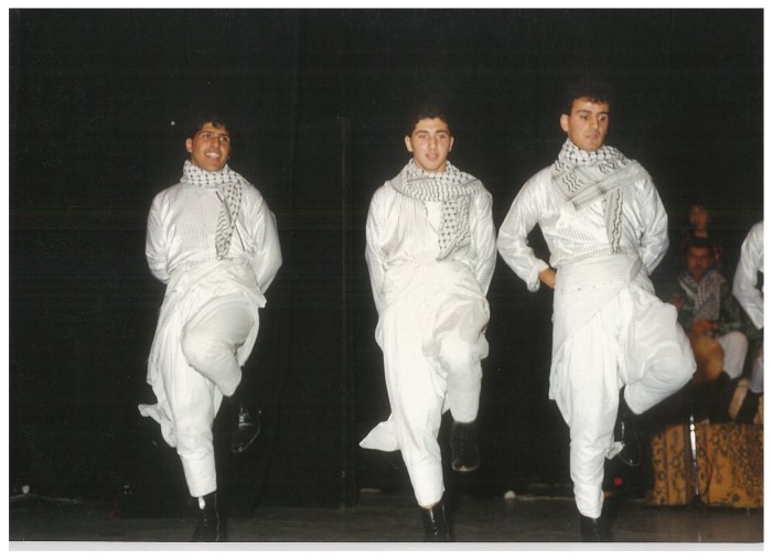 صورة من عرض دبكة لفرقة سرية رام الله الأولى للرقص