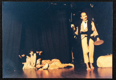 عرض مسرحية المهاجر