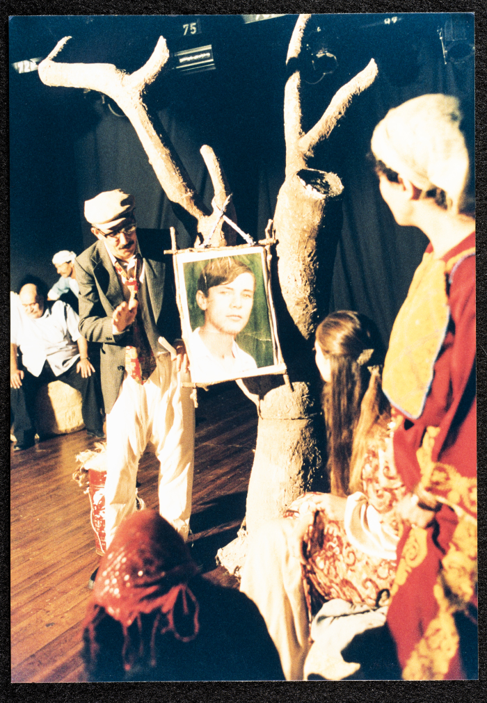 عرض مسرحية المهاجر