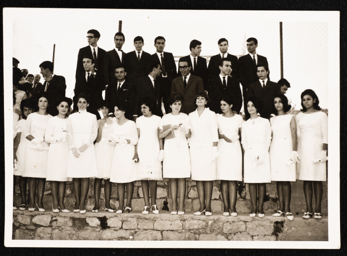 جورجيت خوري برفقة زملائها وزميلاتها الخريجيين من المرحلة الثانوية من كلية بيرزيت عام 1966 