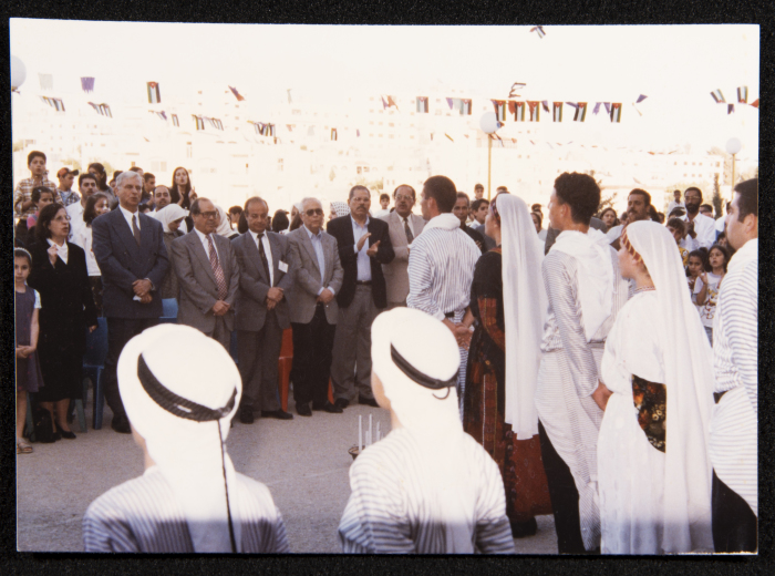 فرقة الحنونة تقدم عرضاً فنيّا في الساحة الخارجية للمدارس النموذجية في عمان
