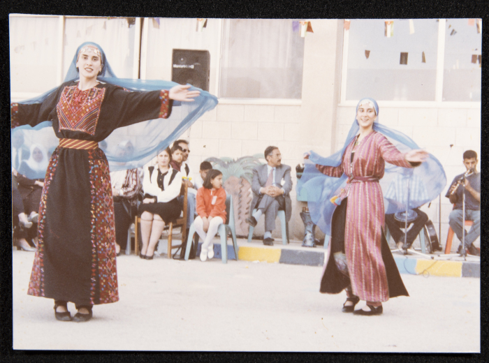 فرقة الحنونة تقدم عرضاً فنيّا في الساحة الخارجية للمدارس النموذجية في عمان