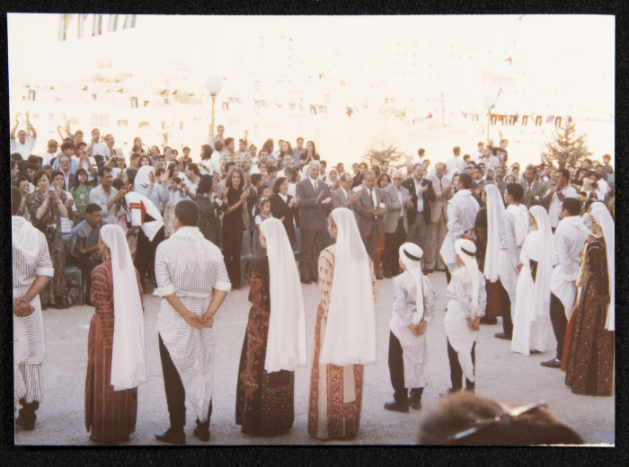 فرقة الحنونة تقدم عرضاً فنيّا في الساحة الخارجية للمدارس النموذجية في عمان