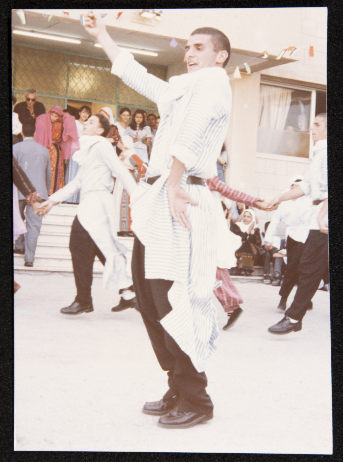 فرقة الحنونة تقدم عرضاً فنيّا في الساحة الخارجية للمدارس النموذجية في عمان