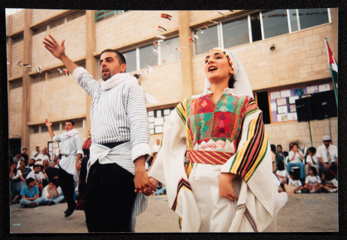 فرقة الحنونة تقدم عرضاً فنيّا في الساحة الخارجية للمدارس النموذجية في عمان