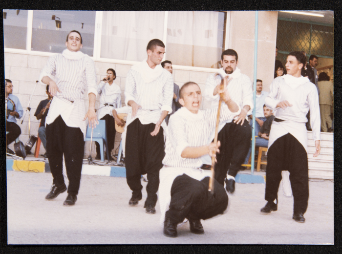 فرقة الحنونة تقدم عرضاً فنيّا في الساحة الخارجية للمدارس النموذجية في عمان