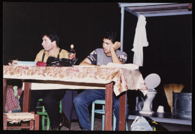 صورة من مسرحية "كل اشي تمام"، مسرح عشتار، 1994<br />