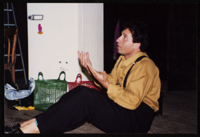 صورة من مسرحية "كل اشي تمام"، مسرح عشتار، 1994<br />
