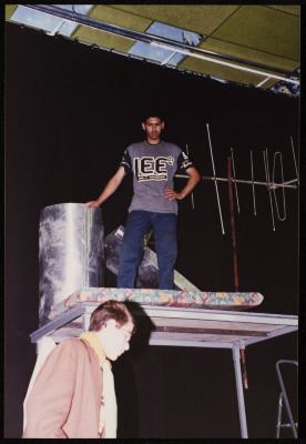 صورة من مسرحية "كل اشي تمام"، مسرح عشتار، 1994<br />