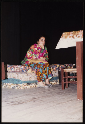 صورة من مسرحية "كل اشي تمام"، مسرح عشتار، 1994<br />