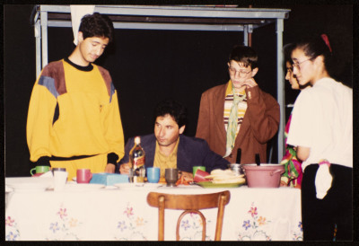 صورة من مسرحية "كل اشي تمام"، مسرح عشتار، 1994<br />