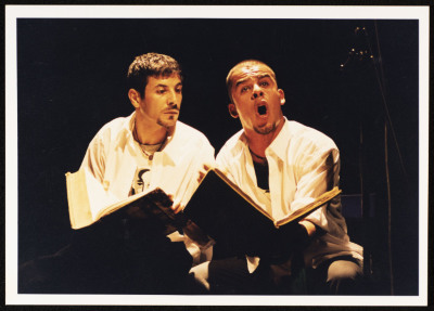 مسرحية من تراب وأرجوان<br />
 